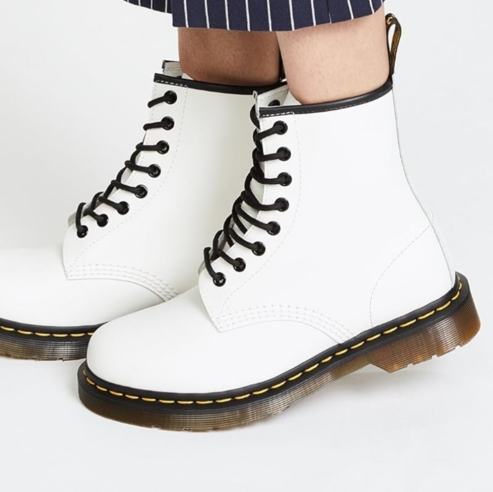 DR MARTENS 1460 Women's size 7 White smooth patent leather 8 eye lace-up boots